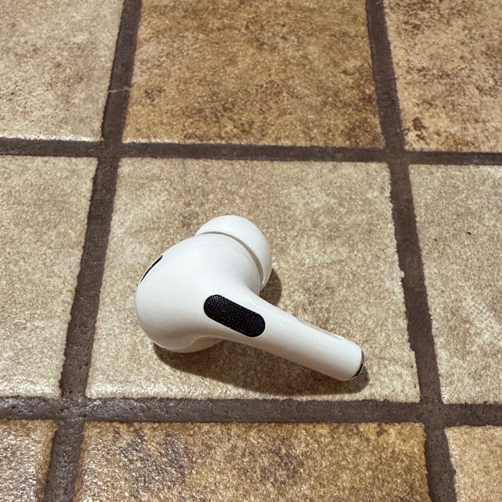 Apple White Wireless In-Ear Earbud with Silicone Tip - Picture 2 of 4